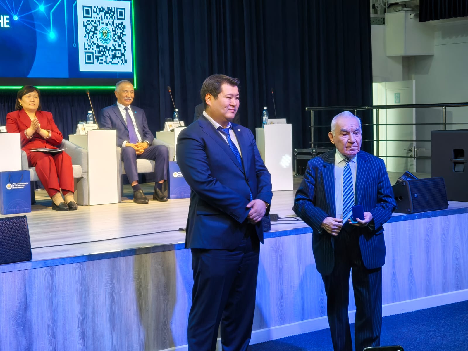 "ЖОО-ның Үздік профессоры" құрметті атағы профессор, техника ғылымдарының докторы М. Б. Бектеновке берілді.